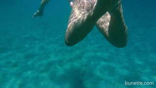 ���่ายน้ำกับก้นของฉัปลั๊กออกในมหาสมุทร