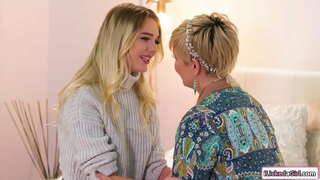 Gros seins milf lécher le cul par un petit seins lesbiennes babe