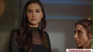 Пита од јабука Стокли задовољава њене потребе, и она чак помаже Сильвии Сайдж