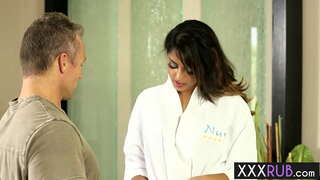 ���ામોત્તેજક છોકરી સુંદર છોકરી સોફિયા લિઓન knelt અને ગળી ડિક પછી મસાજ