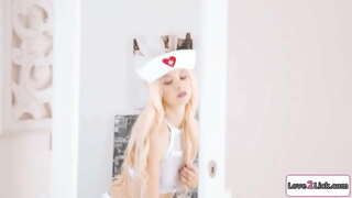 Tits ndogo blonde nguo juu kama muuguzi kwa ajili ya roleplay.Yeye inachukua huduma ya yake busty gf na licks na vidole cunt yake.Yeye facesits yake kama yeye rimmed