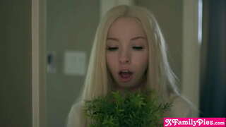 Mijn onverzadigbare jonge petite stiefzuster kon niet stoppen met maturbating de slet