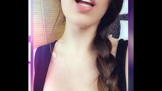 Clipuri video masturbându-se, încercând haine și dezbrăcate din februarie 2020