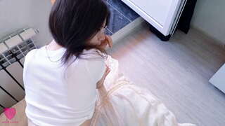 Hubená, roztomilá brunetka v sexy kombinézu a brýle miluje vášnivý sex, sání ptáka a cítí péro v její malé píči, až se dostane cum na její sladké zadek Hubená, roztomilá brunetka v sexy kombinézu a brýle miluje vášnivý sex, sání ptáka a cítí péro v její malé píči, až se dostane cum na její sladké zadek