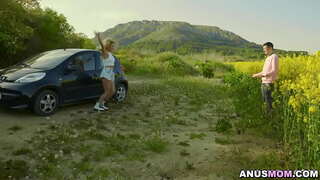 ���ેરી આપ્યો સેમ sloppy છોકરી અને એક મીણબત્તી તેના કુંદો માં માટે તેને તમાચો