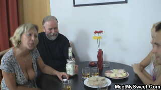 La bellesa jove té sexe amb la parella vella