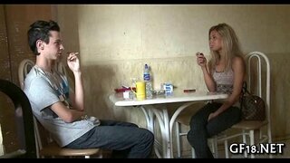 Dječak sjedi i gleda Dječak sjedi i gleda