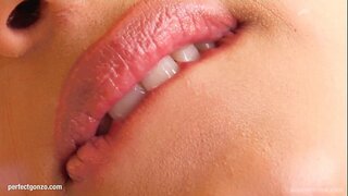 Lena mahazo ny tenany eny amin&#039;ny filahiana amin&#039;ny rantsan-tànany sy dildo amin&#039;ny Omeo Ahy Mavokely