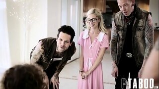 Poeth forwyn babe melyn yn cael fucked tro cyntaf