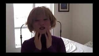 Kvinde lægger på en kvindelig maske leger med en dildo