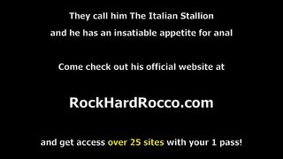 ���្លុ stepteen ចង់បានដូចនាង stepmom ពួកគេចាប់ផ្តើមថើបនិងកាប់គ្នាគ្នាផ្សេងទៀត pussy។ស្រាប់តែឪពុករបស់នាងមកដល់,ជំនួសឱ្យការទទួលឆ្កួតគាត់បានអនុញ្ញាតឱ្យពួកគេបូមយកបំពង់ករបស់គាត់ធំផ្អៀង។នៅក្នុងត្រឡប់គាត់ fucks stepteens pussy និងរន្ធតឹង juicy លា។