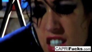 Brunette babe krijgt gestoten