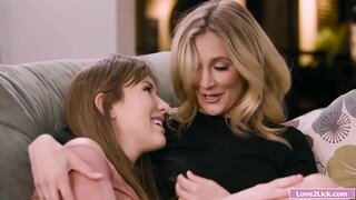 Stepmom lortzen bere ipurdian fingering eta licked arabera stepdaughter