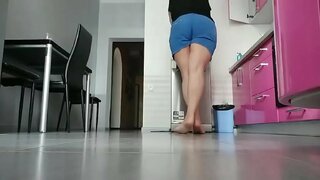 Mommy kucheza juu ya jikoni. Horny sana na pussy mvua