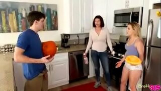 چپکے کے ساتھ stepsister جبکہ ماں کر رہا ہے labore گھر