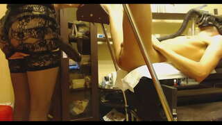 ���ाणूस घेते अवाढव्य Strapon त्याच्या गांड नितंब